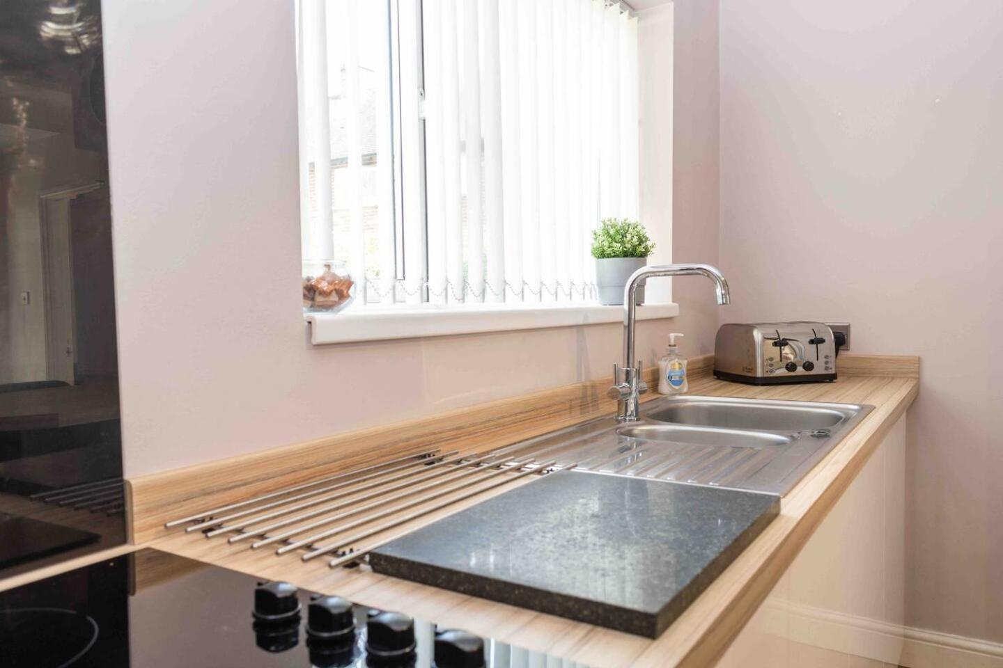 Comfortable And Convenient 3 Bedroom House With Parking Handsworth エクステリア 写真