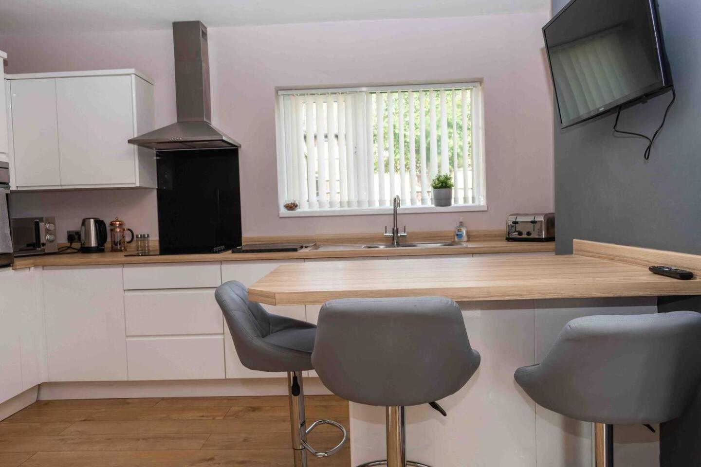 Comfortable And Convenient 3 Bedroom House With Parking Handsworth エクステリア 写真